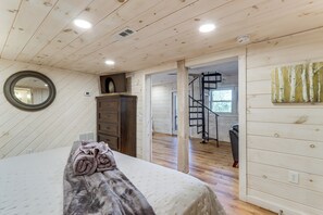 House (3 Bedrooms) | Interior - 3 Mi to Dtwn: Blue Ridge Cabin w/ Hot Tub & Views (Blue Ridge)