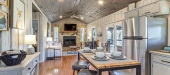 3 Mi to Dtwn: Blue Ridge Cabin w/ Hot Tub & Views