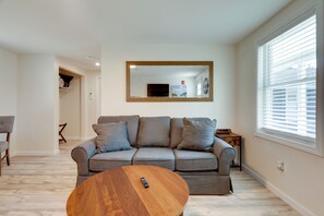 Apartment (1 Bedroom) | Interior - 3 Mi to Onset Beach & Village! Pet-friendly Apt (Wareham)