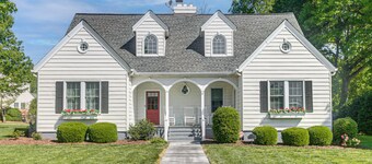 Walk to Dining & Shops: Historic Belmont Home
