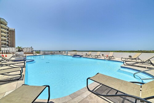 7th-floor Oceanfront Unit w/ Pools in Port Aransas