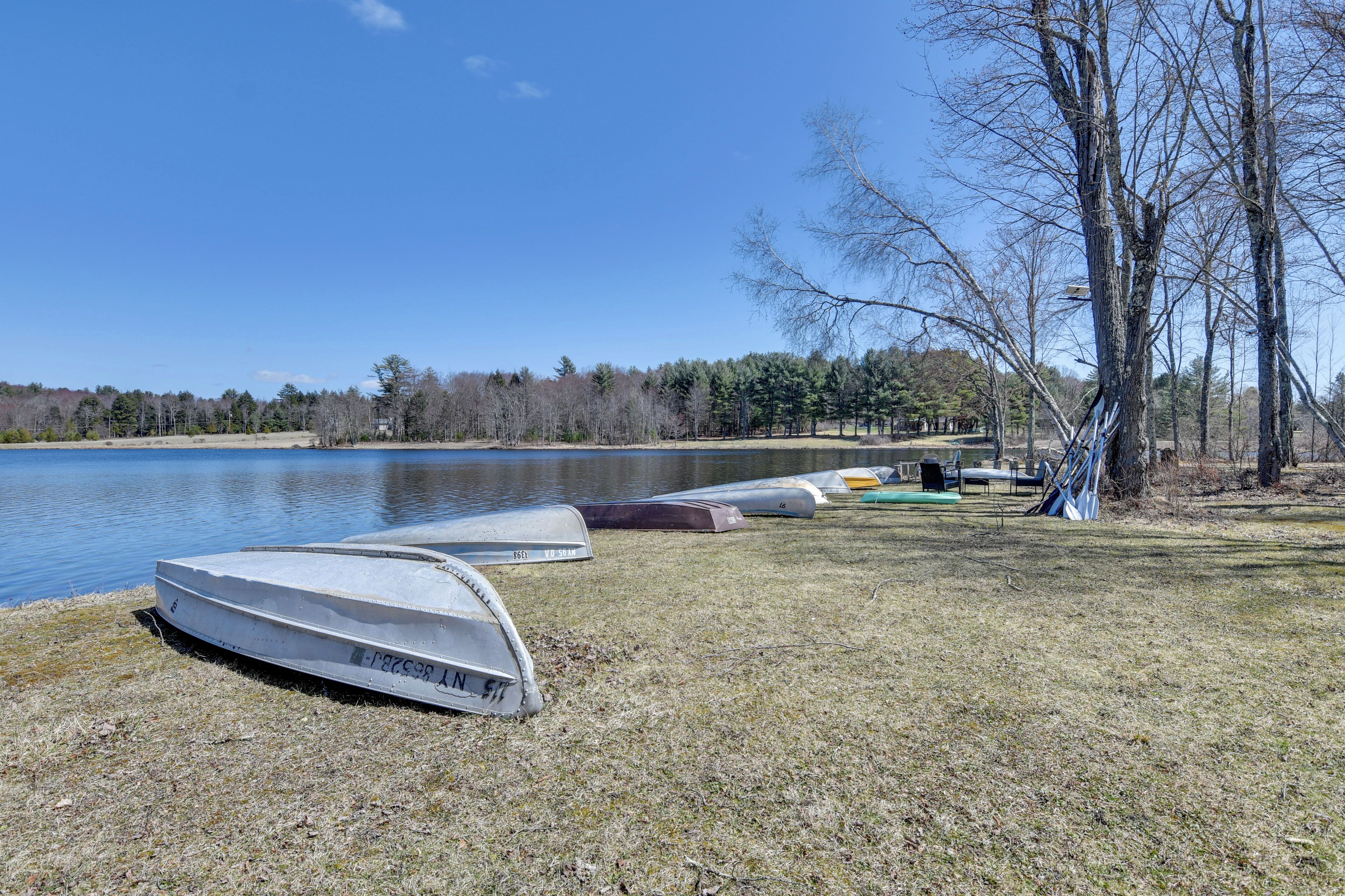 Une zone au bord du lac où plusieurs bateaux sont amarrés le long de la rive.
