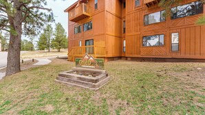 Un immeuble en bois à plusieurs étages, doté de balcons et de grandes fenêtres.