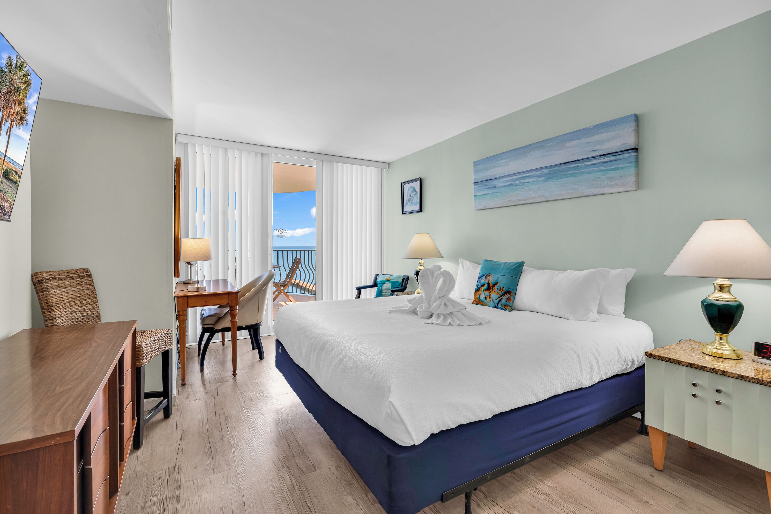 Condo Signature, 3 chambres, balcon, vue sur la plage | 3 chambres, décor unique, ameublement unique, fer et planche à repasser