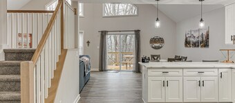 Lake & Pool Access: Poconos Family Getaway!