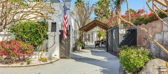 Golf, Shop & Hike: Sleek Rancho Mirage Studio