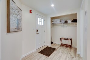 Apartment (1 Bedroom) | Interior - 3 Mi to Onset Beach: Sleek Apartment in Wareham (Wareham)
