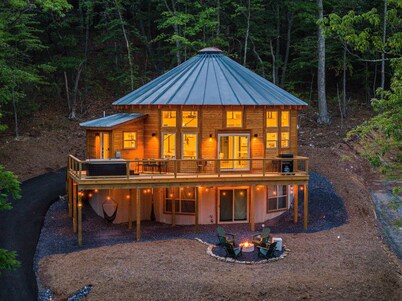 Yurt, mins to slopes, Hot Tub, Arcade Room, Pool Table, PS5, Fire Pit EV charger