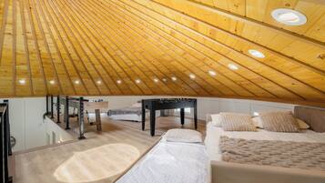 4 slaapkamers, een bureau, een strijkplank/strijkijzer, reisbedje