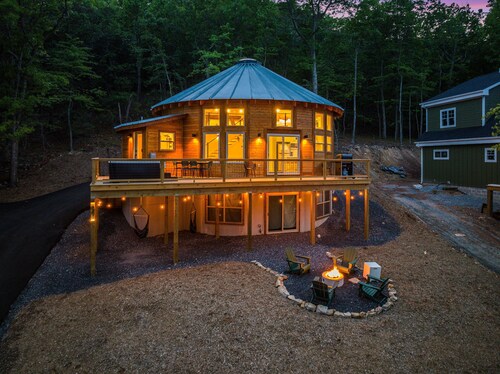 Yurt, mins to slopes, Hot Tub, Arcade Room, Pool Table, PS5, Fire Pit EV charger