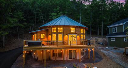 Yurt, mins to slopes, Hot Tub, Arcade Room, Pool Table, PS5, Fire Pit EV charger