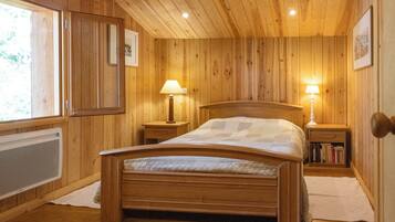 6 bedrooms, iron/ironing board, WiFi, bed sheets