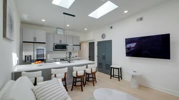 Apartment (2 Bedrooms) | Front of property