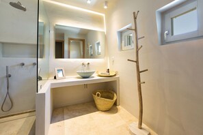 Dusche, Haartrockner, Handtücher, Seife