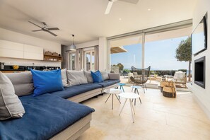 Smart TV, fireplace, stereo