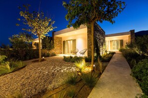 Exterior - Aequora Villa II - Beachfront, 5 min away from the Golden Beach, Infinity Pool (Paros, Cyclades)