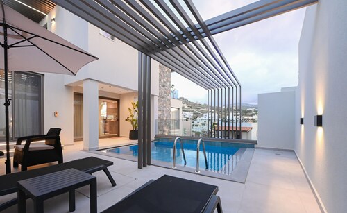Luxury Suites With Private Swimming Pool 1st Floor