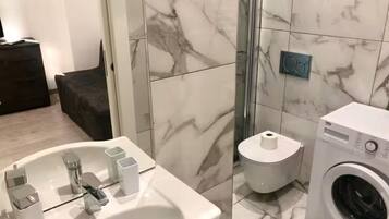 Haartrockner, Handtücher, Seife, Toilettenpapier