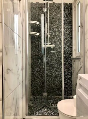 Haartrockner, Handtücher, Seife, Toilettenpapier