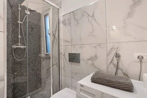 Sèche-cheveux, serviettes fournies, savon, papier toilette