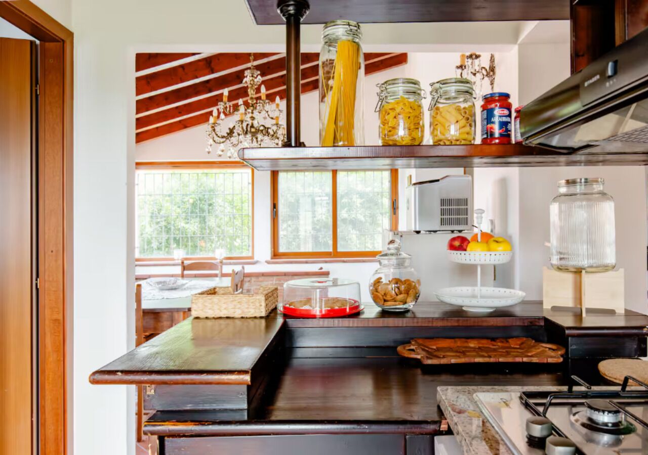 Réfrigérateur, micro-ondes, plaque de cuisson, lave-vaisselle