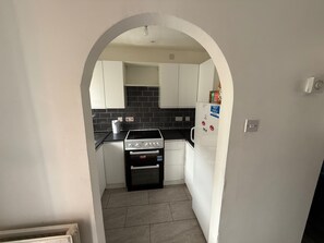 House | Private kitchen | Fridge, microwave, oven, stovetop - Close London City Airport- Petok - Free Parking (London)