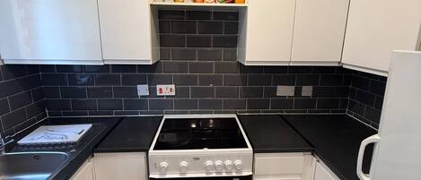 Casa | Cocina privada | Frigorífico, microondas, horno y placa de cocina