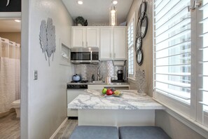 Kjøleskap, mikrobølgeovn, kaffetrakter/tekoker og kjøkkenutstyr