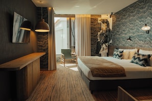 Signature Superior Room, Garden View | 1 sovrum, minibar, värdeförvaringsskåp på rummet och skrivbord