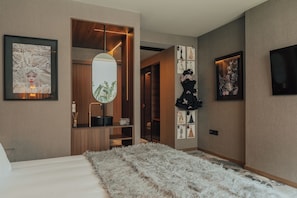 Quarto com design assinado, vista para o jardim | Frigobar, cofres nos quartos, escrivaninha, cortinas blackout