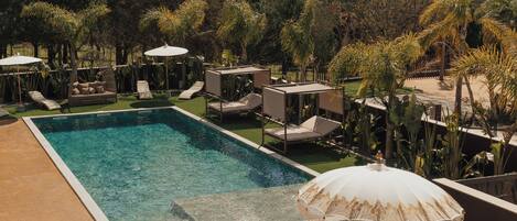 Una piscina cubierta, una piscina al aire libre de temporada