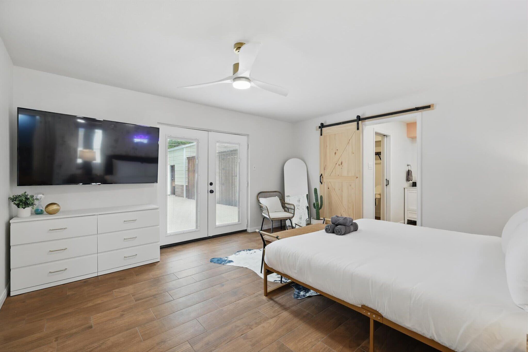 5 bedrooms, desk, iron/ironing board, WiFi