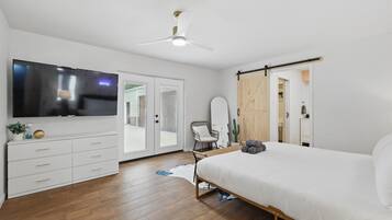 5 habitaciones, escritorio, tabla de planchar con plancha y wifi