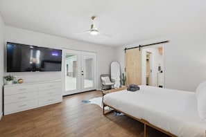 5 habitaciones, escritorio, tabla de planchar con plancha y wifi