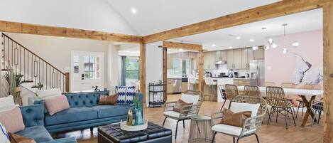 Télévision, cheminée, baby-foot, espaces bureaux