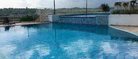 Una piscina al aire libre