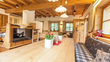 Comfort-Chalet, 4 Schlafzimmer, Terrasse, Bergblick | Wohnbereich | 50-Zoll-Flachbildfernseher mit Kabelempfang