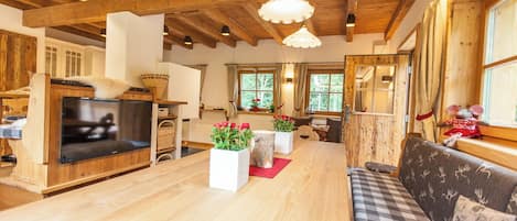 Chalet Confort, 4 habitaciones, terraza, vistas a la montaña | Zona de estar | Televisión de pantalla plana de 50 pulgadas con canales por cable