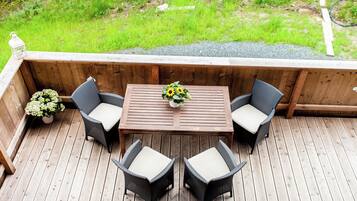 Nhà gỗ tiện nghi đơn giản, 4 phòng ngủ, hiên, quang cảnh núi | Hiên