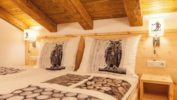 Nhà gỗ tiện nghi đơn giản, 4 phòng ngủ, hiên, quang cảnh núi | 4 phòng ngủ, khu vực làm việc phù hợp cho laptop