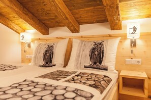 4 bedrooms, laptop workspace, free WiFi, bed sheets