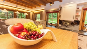 Una mesa de madera con un cuenco de fruta.