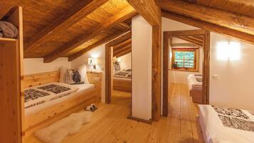 Chalet Comfort, 4 kamar tidur, teras, pemandangan gunung | 4 kamar tidur, ruang kerja ramah laptop, Wi-Fi gratis, dan seprai linen