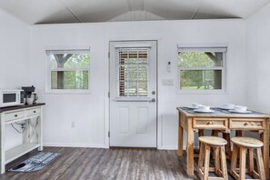 Dining - Tiny House on the Hill I Couples, stargazing (New Braunfels)