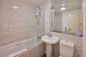 Douche, sèche-cheveux, serviettes fournies