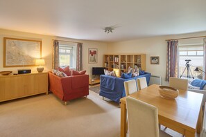 TV, livros, escritórios