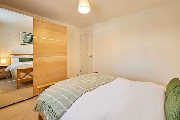 2 bedrooms, iron/ironing board, WiFi, bed sheets - Host & Stay | Happy Home (Burton upon Trent)