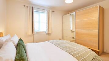 2 bedrooms, iron/ironing board, WiFi, bed sheets