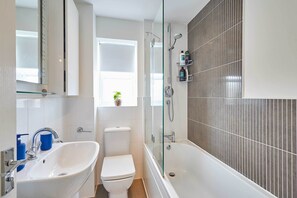 Dusche, Haartrockner, Handtücher, Shampoo