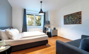4 chambres, coffres-forts dans les chambres, fer et planche à repasser